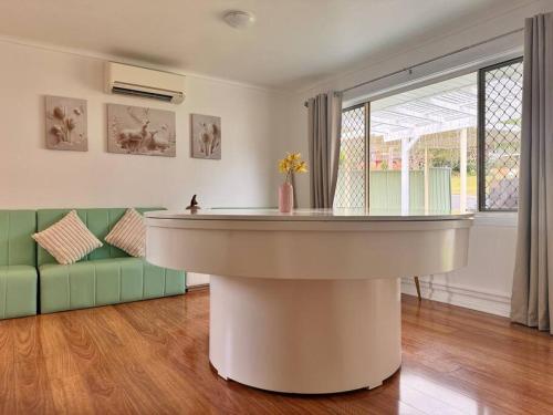 Fairyland Getaway- at Central Coast with XXXL hot Jacuzzi - Perpetual above 35C & Fun - Round pool t in Narara