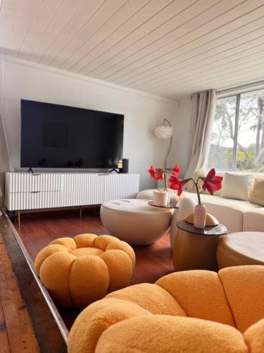 Fairyland Getaway- at Central Coast with XXXL hot Jacuzzi - Perpetual above 35C & Fun - Round pool t in Narara