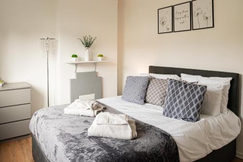 Welcoming 4 Bedroom House - Conveinent Location - Free Parking, Fast WiFi and Smart TV, Cambridgeshire