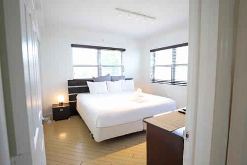 South Beach Walk to Sea Free Parking & Balcony Family & Pet Friendly in Miami Beach, USA