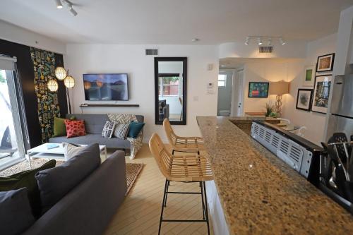 South Beach Walk to Sea Free Parking & Balcony Family & Pet Friendly in Miami Beach, USA