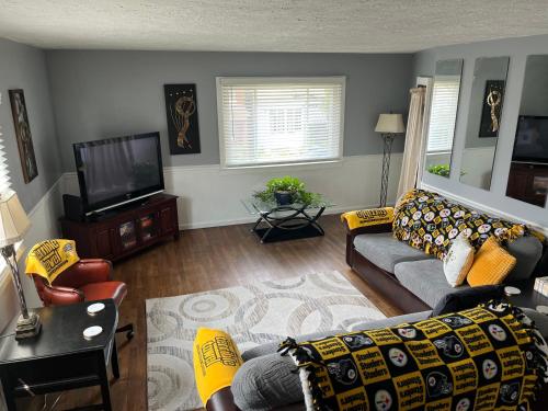 North Side Bungalow - Sleeps 8! in Pittsburgh, USA