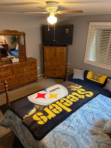 North Side Bungalow - Sleeps 8! in Pittsburgh, USA