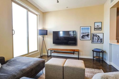 Huge and Modern 3 BDR and 2 BTH Townhouse in LA! in Los Angeles, USA