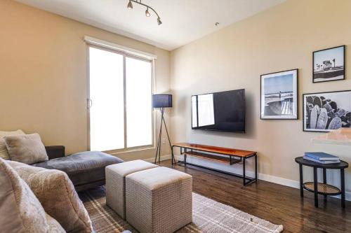 Huge and Modern 3 BDR and 2 BTH Townhouse in LA! in Los Angeles, USA