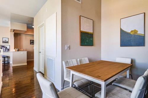 Huge and Modern 3 BDR and 2 BTH Townhouse in LA! in Los Angeles, USA