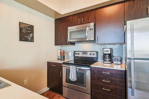 Huge and Modern 3 BDR and 2 BTH Townhouse in LA! in Los Angeles, USA