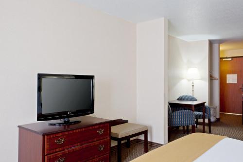 Holiday Inn Express & Suites Jackson, an IHG Hotel