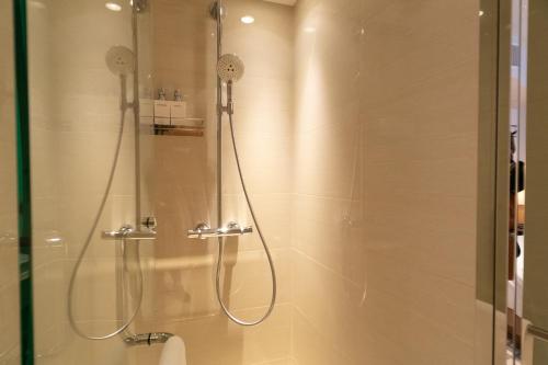 Twin Room image 6