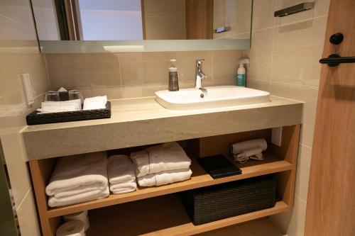 Twin Room image 9