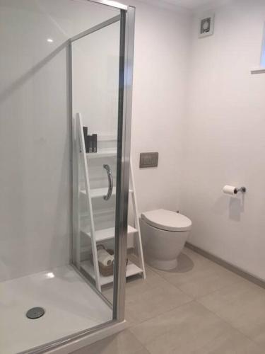 淋浴設備, Modern, sunny, family home minutes from the city in 北惠靈頓