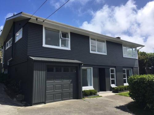外觀, Modern, sunny, family home minutes from the city in 北惠靈頓