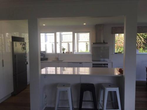 廚房, Modern, sunny, family home minutes from the city in 北惠靈頓