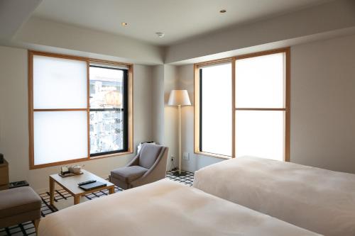 Deluxe Twin Room image 9