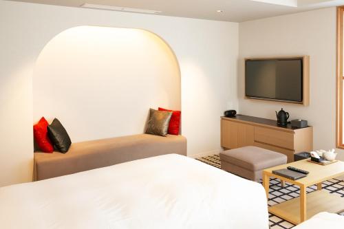 Deluxe Twin Room image 10