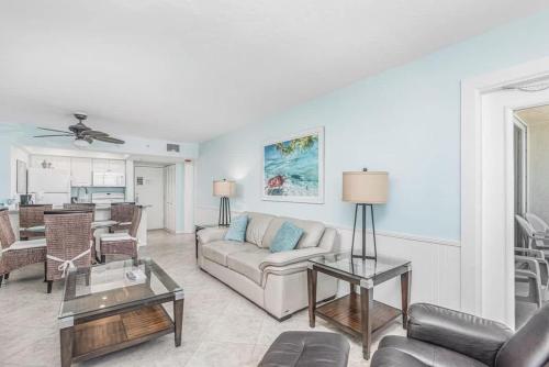 Hutchinson Island BeachFront Heated Pool Balcony Top Floor in Hutchinson Island (FL)