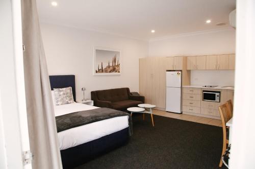 1 queen bed, 2 twin beds
