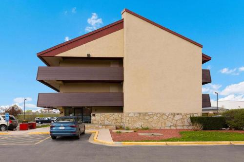 Super 8 by Wyndham Deerfield - Northbrook in Deerfield, USA