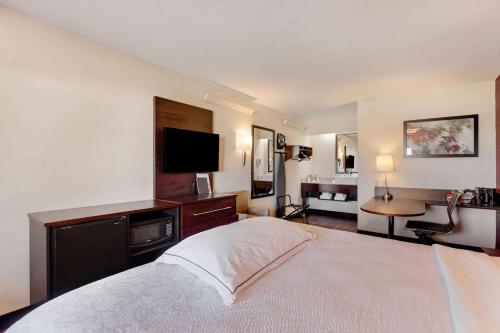 Super 8 by Wyndham Deerfield - Northbrook in Deerfield, USA