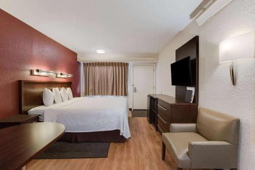 Super 8 by Wyndham Deerfield - Northbrook in Deerfield, USA