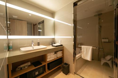 Japanese-Style Room image 5