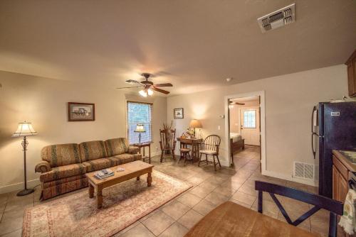 Annettes Cottage A in Fredericksburg, USA