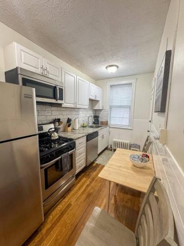 Mile To Longwood Medical, Renovated, Pub Trans in Brookline, USA