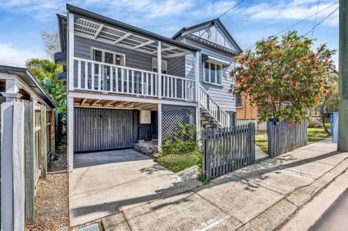 Gabba Central 2 Separate homes 1 block 6 Bdrms