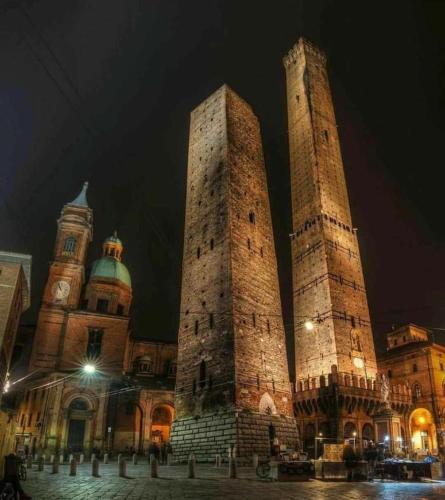 Home 2 torri, Bologna