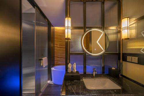 Deluxe Double Room with Bath image 2