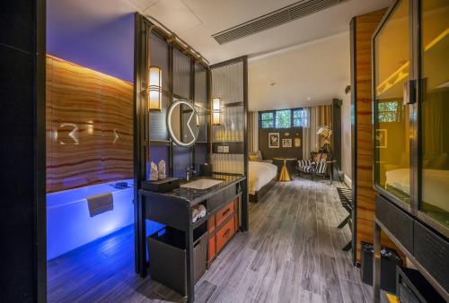 Deluxe Double Room with Bath image 1