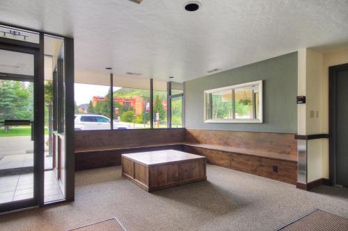 Sh404 Summit House Condo - main image