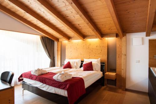 1 queen bed, 1 sofa bed