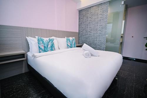 Swing & Pillows - Rawang Selangor Room Type - Deluxe Queen Room