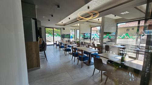 مطعم, Forest Dreams LUX in Palisad