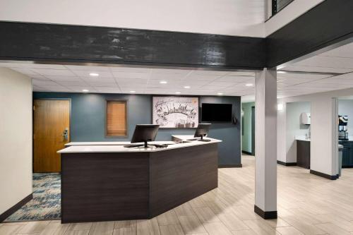 Super 8 by Wyndham Columbus - image 2