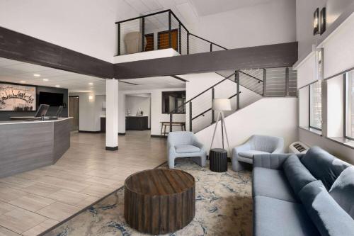 Super 8 by Wyndham Columbus - image 6