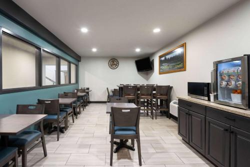 Super 8 by Wyndham Columbus - image 12