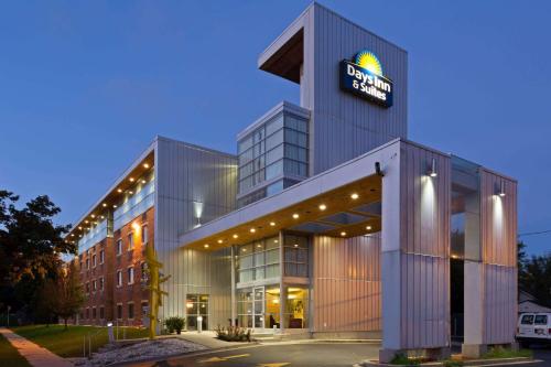 Days Inn & Suites by Wyndham Milwaukee in Milwaukee, USA