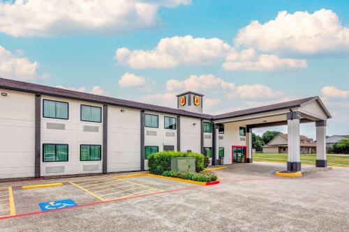 Super 8 by Wyndham Waxahachie TX in Waxahachie, USA