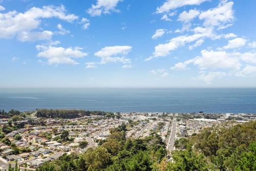 Charming 2BR 1Bath SofaBed with Mountain Sunset and Ocean Views Charming 2BR 1Bath SofaBed with Mountain Sunset and Ocean Views