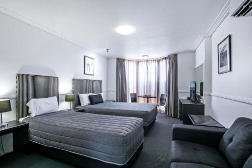 1 queen bed, 1 twin bed