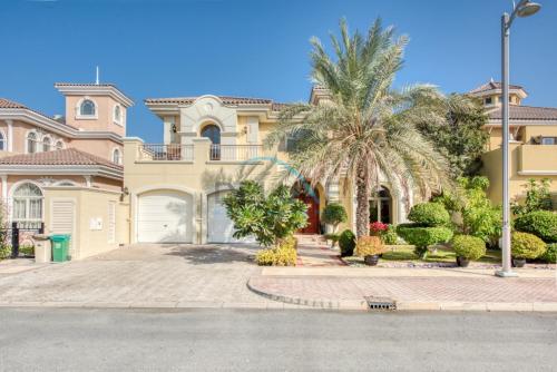 Prestigious 5BR Villa with Assistant Room and Private Pool in Frond O Palm Jumeirah by Deluxe Holiday Homes, Дубай (фото 2)