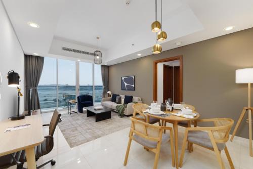 Maison Privee - Modern Business Bay Retreat with Dubai Canal Views, Dubaj