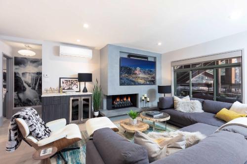 New 2 BR 2 and a half Bath - Luxurious Aspen Mountain Modern! thumb 2
