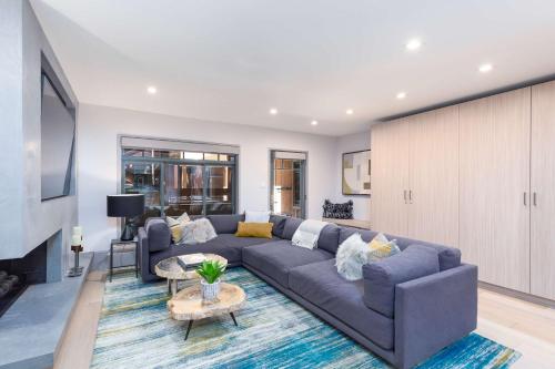 New 2 BR 2 and a half Bath - Luxurious Aspen Mountain Modern! thumb 4