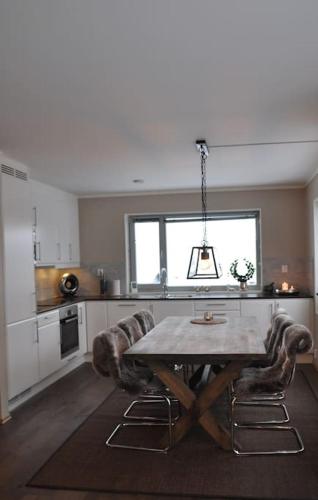 Leilighet sentralt på Sjusjøen, 11 sengeplasser (Leilighet sentralt pa Sjusjøen, 11 sengeplasser) in Sjusjoen