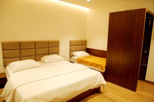 1 queen bed, 1 twin bed