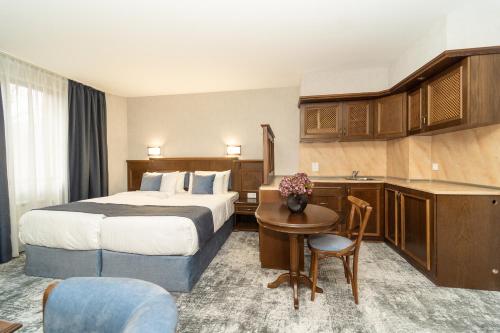 Deluxe Double Room image 5