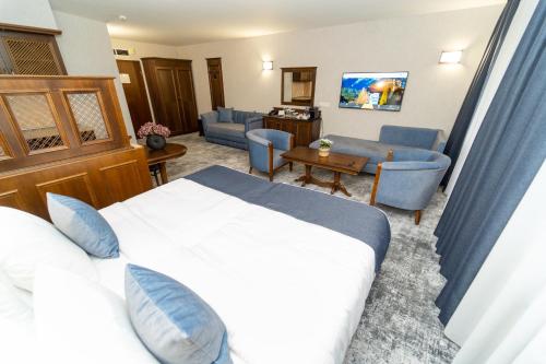 Deluxe Double Room image 6
